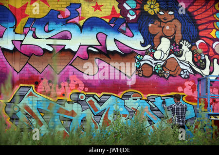 Würzburg, Allemagne. 12Th Aug 2017. Un artiste de graffiti peintures par pulvérisation le mur d'un ancien supermarché dans l'ancienne base militaire américaine à Würzburg, Allemagne, 12 août 2017. Les artistes de rue du monde entier sont réunis à la ville bavaroise de l'Streetmeet Festival, une semaine de festival de graffiti. Photo : Karl-Josef Opim/dpa/Alamy Live News Banque D'Images