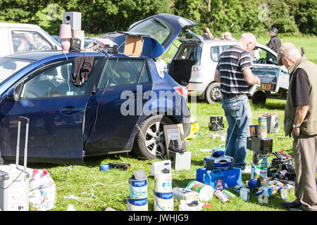 Tre'r-ddol village, Ceredigion, pays de Galles, Royaume-Uni. 13 août, 2017. Dimanche car boot sale.populaires auprès des touristes à la zone côtière et des habitants. Eu lieu dans le village de Tre'r-ddol,entre Machynlleth et Aberystwyth, Ceredigion, pays de Galles, Royaume-Uni,mi,l'Europe. Crédit : Paul Quayle/Alamy Live News Banque D'Images