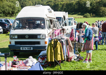 Tre'r-ddol village, Ceredigion, pays de Galles, Royaume-Uni. 13 août, 2017. Dimanche car boot sale.populaires auprès des touristes à la zone côtière et des habitants. Eu lieu dans le village de Tre'r-ddol,entre Machynlleth et Aberystwyth, Ceredigion, pays de Galles, Royaume-Uni,mi,l'Europe. Crédit : Paul Quayle/Alamy Live News Banque D'Images