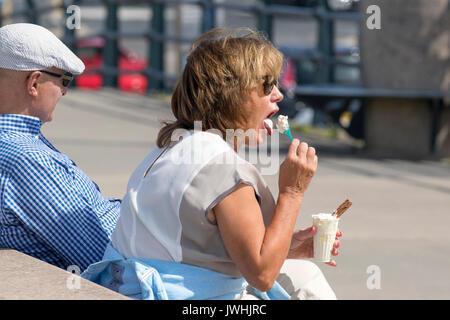 Southport, Merseyside. Météo britannique. 13 août, 2017. Tête de touristes à la plage au soleil. Le temps chaud conduit les visiteurs de la mer pour profiter du soleil, de la mer et des sables bitumineux dans le nord-ouest de l'hôtel. /AlamyLiveNews MediaWorldImages crédit ; Banque D'Images