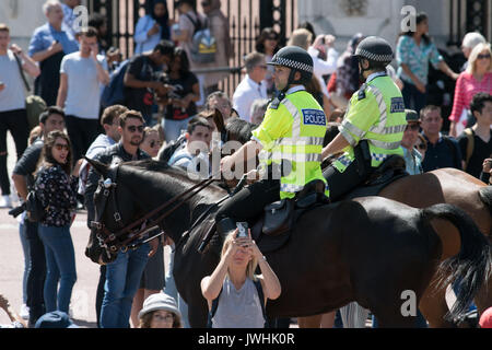 Londres, Royaume-Uni. 13e Août 2017. Les agents de la police montée patrouille dans le parcours du marathon de Londres 2017 l'IAAF Championnats du monde d'athlétisme à Londres, Royaume-Uni, 13 août 2017. Photo : Bernd Thissen/dpa/Alamy Live News Banque D'Images