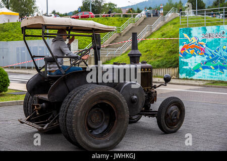 Bielsko-Biala, Pologne. 12Th Aug 2017. Salons de l'automobile international - MotoShow Bielsko-Biala. Homme conduisant un vieux tracteur Lanz Bulldog. Credit : Lukasz Obermann/Alamy Live News Banque D'Images