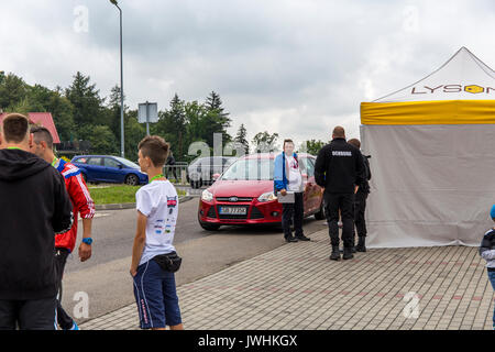 Bielsko-Biala, Pologne. 12Th Aug 2017. Salons de l'automobile international - MotoShow Bielsko-Biala. Personnes debout à l'entrée de l'motoshow. Credit : Lukasz Obermann/Alamy Live News Banque D'Images