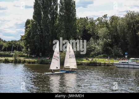 Kingston London,UK. 13 août 2017. Les gens de bateau sur une journée chaude sur la Tamise à Kingston : Crédit amer ghazzal/Alamy Live News Banque D'Images