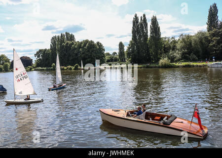 Kingston London,UK. 13 août 2017. Les gens de bateau sur une journée chaude sur la Tamise à Kingston : Crédit amer ghazzal/Alamy Live News Banque D'Images