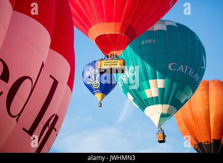 Bristol, Royaume-Uni. 13 août, 2017. Certains des 130 plus de ballons lancés à l'aube d'Ashton Court park à Bristol le dernier jour de la 39e Bristol International Balloon Fiesta Crédit : Steve Taylor le PMA/Alamy Live News Banque D'Images