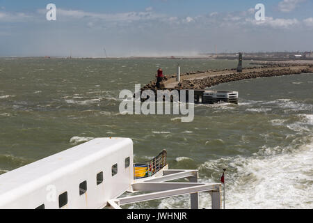Ferry pour l'Angleterre en laissant l'anglais Port de Calais Banque D'Images