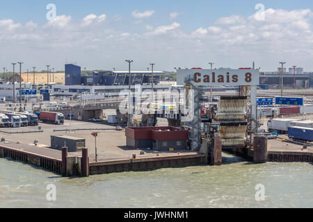 Harbour CALAIS, FRANCE - 07 juin, 2017 : Port de Calais avec les camions en attente d'embarquer sur le ferry pour l'Angleterre Banque D'Images