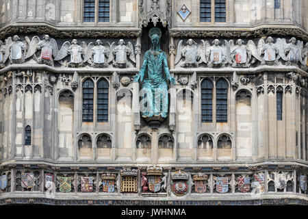 Décorations à l'entrée de la façade de la Cathédrale de Canterbury, Kent, Angleterre Banque D'Images