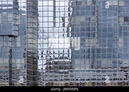Bâtiment moderne de la façade le long de la Tamise à Londres, Angleterre Banque D'Images