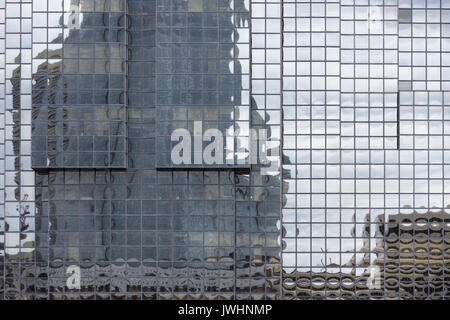 Bâtiment moderne de la façade le long de la Tamise à Londres, Angleterre Banque D'Images