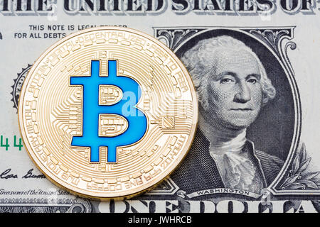 Bleu d'or pièce de monnaie bitcoin sur le dollar us close up. Banque D'Images