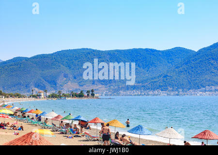 À la plage de Calis, Fethiye, Turquie- 1 Août 2017 : les gens à la plage de Calis près du centre-ville de Fethiye, Turquie en Banque D'Images