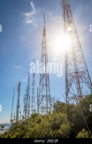 Les tours de télécommunication avec les antennes de télévision Banque D'Images