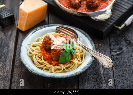 Spaghetti aux Boulettes de viande et de la sauce tomate et basilic, style rustique, selective focus Banque D'Images