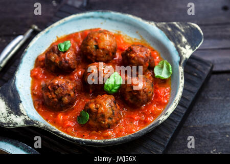 Boulettes de viande avec sauce tomate sur une plaque de cuisson. Fermer la vue, style rustique Banque D'Images