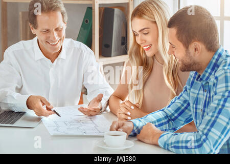 Jeune couple louer vacances ensemble dans la configuration des bureaux Banque D'Images