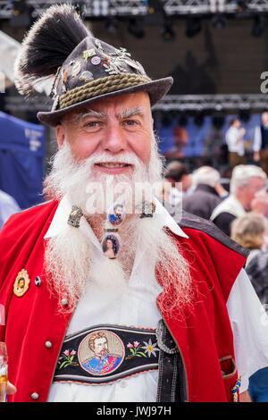 Personnages typiques bavarois en costume traditionnel de lederhosen, gilets, chapeaux à plumes, fleurs, émail d'insignes, bijoux d'os, et les hommes disp Banque D'Images