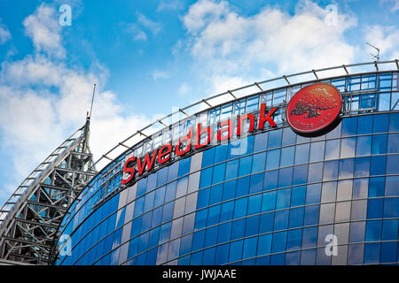 Riga, Lettonie - Juillet 2017 : logo Swedbank signer à Riga, Lettonie. Swedbank AB est un groupe bancaire Nordique-baltique basé à Stockholm, Suède Banque D'Images