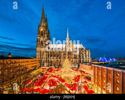 Marché de Noël en face de la cathédrale de Cologne, Allemagne Banque D'Images