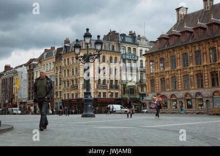 Les étapes de l'Opéra de Lille est un excellent endroit pour se reposer tout en admirant les vues du vieux Lille. Banque D'Images