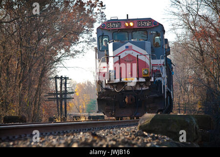 Un train de marchandises passe au-dessus de l'arche de pierre pont sur l'East River à Windsor, Ont. Banque D'Images