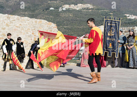 Lancer du drapeau au cours de festival médiéval dans le centre historique de la ville de Taggia en Ligurie (Italie) Banque D'Images