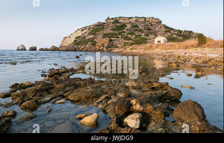 Zone rocheuse côtière avec la Christian chapelle de St Georgios des graines à Kormakitis péninsule dans le nord de Chypre. Banque D'Images