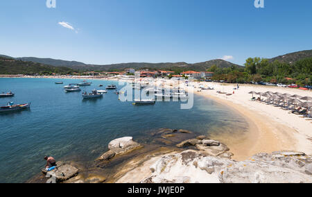 Kalamitsi, Grèce - 29 juillet 2017 : les gens sur la plage et les bateaux à la célèbre plage de kalamitsi péninsule Sithonia Chalkidiki en Grèce. Banque D'Images