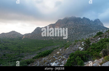 Paysage de montagne avec les cinq doigts mountain, Pentadakylos à Chypre Banque D'Images