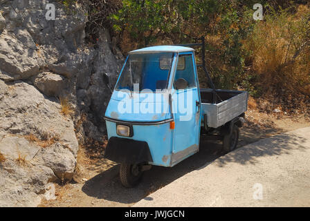 L'italien Piaggio Ape, parfois appelé Piaggio Ape 601 D, Ape, voiture ou juste de l'EPA, est un trois-roues Véhicule utilitaire léger produit depuis 1948 par Piaggio. C'est un symbole dans le monde entier. Banque D'Images