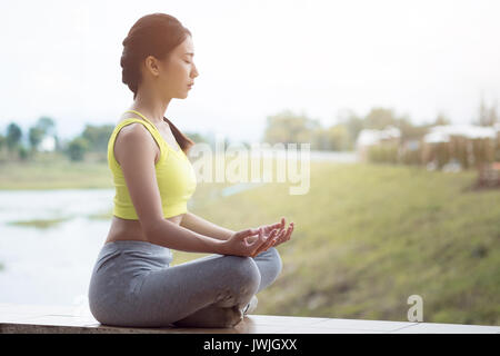 Close up young asian woman Yoga - détente dans la nature Banque D'Images