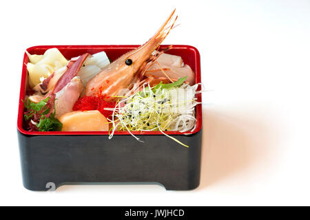 Chirashi, nouilles et de fruits de mer dans une boîte Banque D'Images