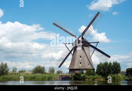 Les moulins à vent sont vus à la le Kinderlijk site du patrimoine mondial de l'UNESCO, dans la campagne néerlandaise, la Hollande, les Pays-Bas, le 6 août 2017.© John Voos Banque D'Images