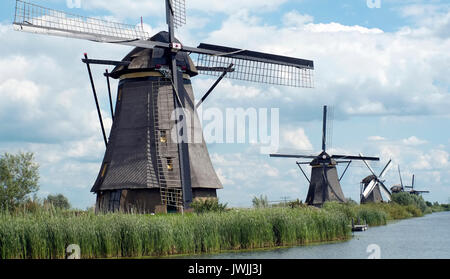 Les moulins à vent sont vus à la le Kinderlijk site du patrimoine mondial de l'UNESCO, dans la campagne néerlandaise, la Hollande, les Pays-Bas, le 6 août 2017.© John Voos Banque D'Images