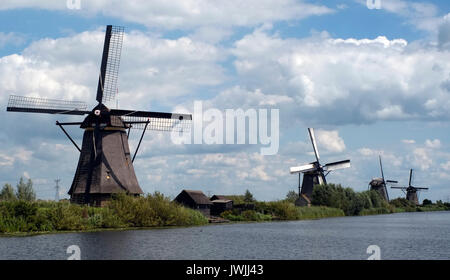 Les moulins à vent sont vus à la le Kinderlijk site du patrimoine mondial de l'UNESCO, dans la campagne néerlandaise, la Hollande, les Pays-Bas, le 6 août 2017.© John Voos Banque D'Images