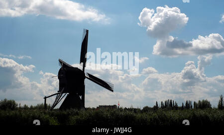 Les moulins à vent sont vus à la le Kinderlijk site du patrimoine mondial de l'UNESCO, dans la campagne néerlandaise, la Hollande, les Pays-Bas, le 6 août 2017.© John Voos Banque D'Images