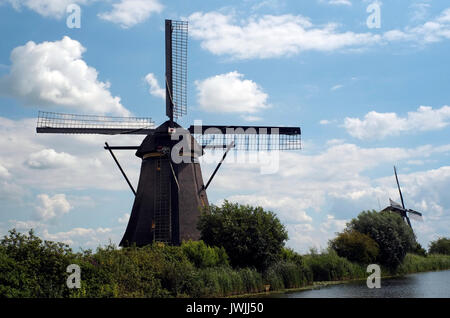 Les moulins à vent sont vus à la le Kinderlijk site du patrimoine mondial de l'UNESCO, dans la campagne néerlandaise, la Hollande, les Pays-Bas, le 6 août 2017.© John Voos Banque D'Images