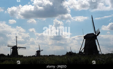 Les moulins à vent sont vus à la le Kinderlijk site du patrimoine mondial de l'UNESCO, dans la campagne néerlandaise, la Hollande, les Pays-Bas, le 6 août 2017.© John Voos Banque D'Images