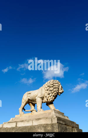 L'un des deux lions de marbre du jardin des Tuileries qui surplombe la place de la Concorde à Paris. Banque D'Images