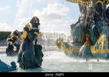 La fontaine des rivières sur la place Concorde à Paris avec des statues de Nereids et de Tritons qui tiennent des poissons dorés qui jettent de l'eau dans le bassin supérieur Banque D'Images