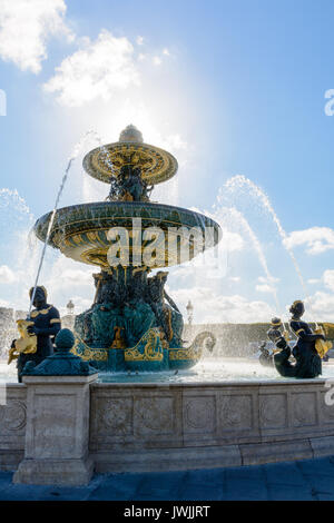 La fontaine des rivières sur la place Concorde à Paris avec des statues de Nereids et de Tritons qui tiennent des poissons dorés qui jettent de l'eau dans le bassin supérieur Banque D'Images