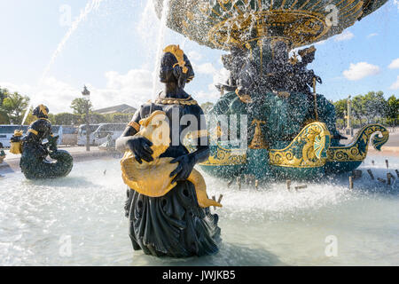 La fontaine des mers sur la place de la Concorde à Paris avec des statues de Nereids et de Tritons qui tiennent des poissons dorés qui crapèrent de l'eau dans le bassin supérieur. Banque D'Images