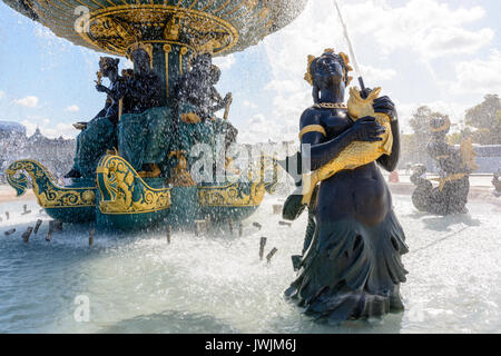 La fontaine des mers sur la place de la Concorde à Paris avec des statues de Nereids et de Tritons qui tiennent des poissons dorés qui crapèrent de l'eau dans le bassin supérieur. Banque D'Images