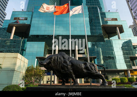 Statue en dehors de bull bourse de Shenzhen, l'un des principaux marchés boursiers en Chine, à Shenzhen, province de Guangdong, Chine Banque D'Images