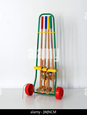 Jeu de croquet set vintage, faites par Favre, Made in France. Des bâtons et balles, avec un porteur avec roues Banque D'Images