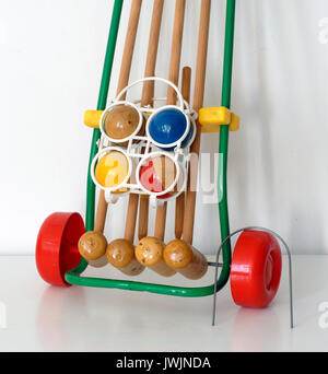 Jeu de croquet set vintage, faites par Favre, Made in France. Des bâtons et balles, avec un porteur avec roues Banque D'Images