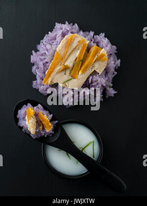 Pois bleu Thai riz gluant au lait de coco crème dessert thaïlandais stylisme culinaire asiatique Banque D'Images