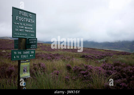 D'un signe indiquant un sentier public sur Kinder Scout. Banque D'Images