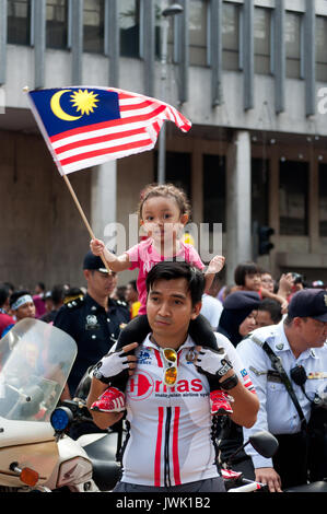 Kuala Lumpur, Malaisie - 31 août 2014 : le jeune enfant qui agitait un drapeau malaisien au cours de la 57e défilé du jour de l'indépendance de Merdeka Square, K Banque D'Images